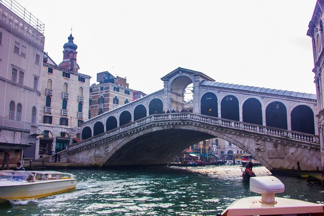 Cầu Rialto là địa điểm nổi tiếng nhất ở Venice, nơi có thể phóng tầm nhìn bao quát rất nhiều bến đỗ tàu thuyền.
